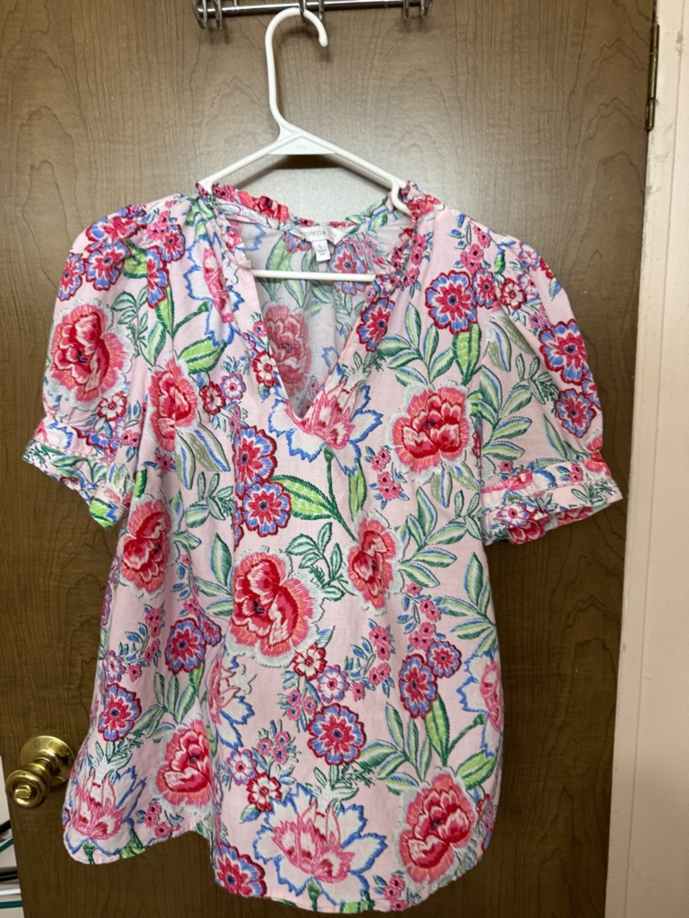 crown & ivy Pink Floral V-Neck Puff Sleeve Blouse